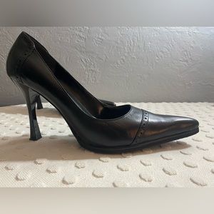 Nine West Black Wingtip Pump Size 71/2